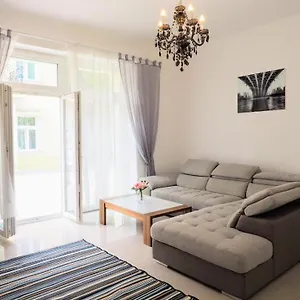 schnbrunn-palace-apartments-free-parking-24h-checkin.vienna-besthotels.com/
